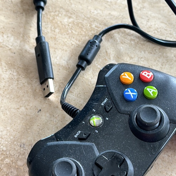 Xbox USB Plug In Controller - Picture 2 of 3